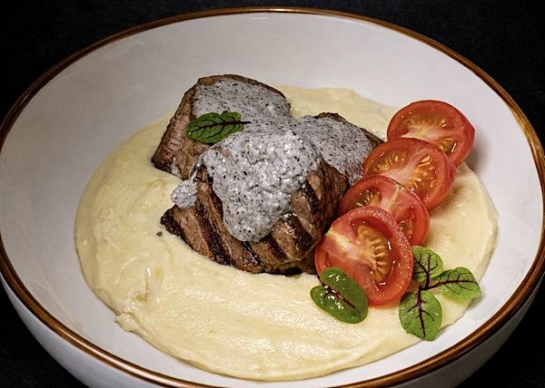 Медальоны из свиной вырезки с грибным соусом