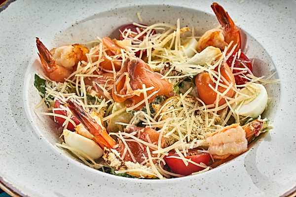 Цезарь с креветками и семгой