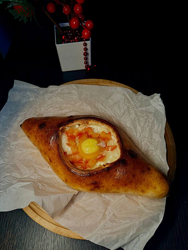 Хачапури с беконом и томатами