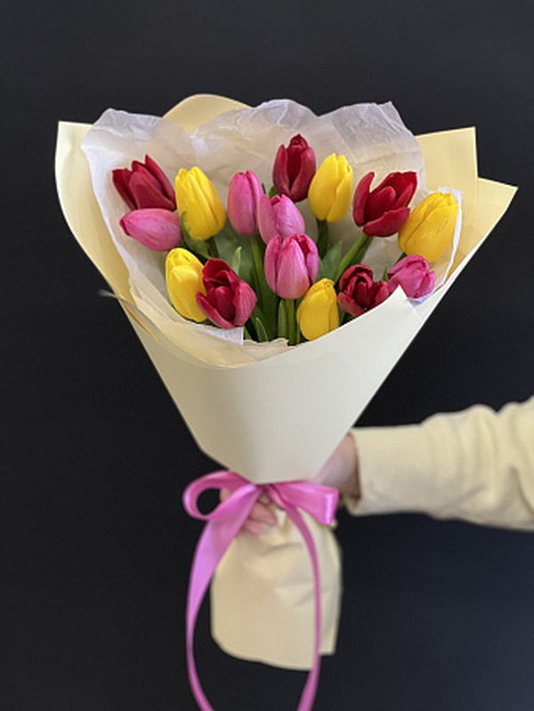 15 тюльпанов микс в ярком оформление