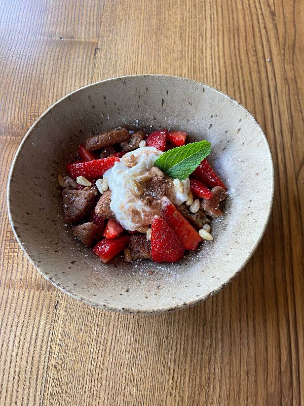 Страчателла с сезонными фруктами и амаретто