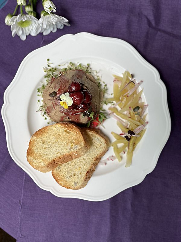 Паштет из утиной печени с вишневым соусом