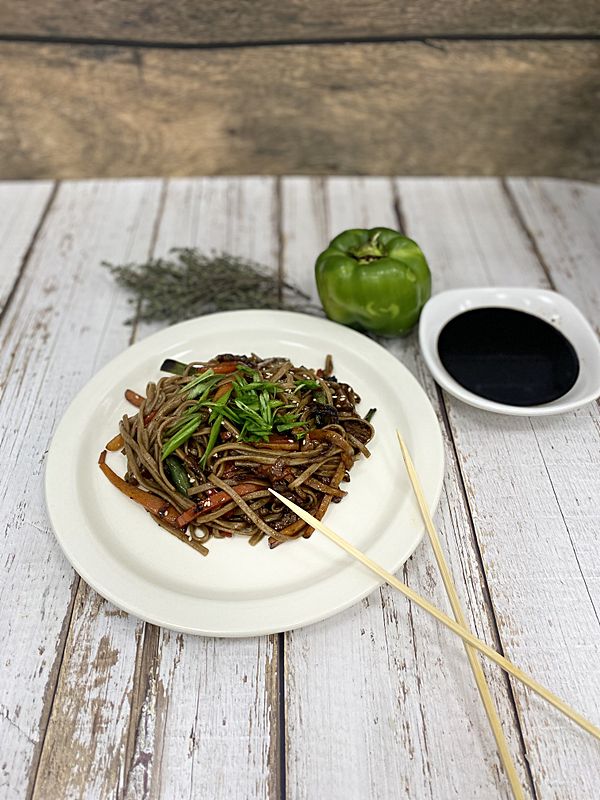 Соба с говядиной и овощами в соусе