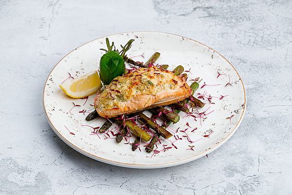 Лосось запечённый с креветкой и спаржей