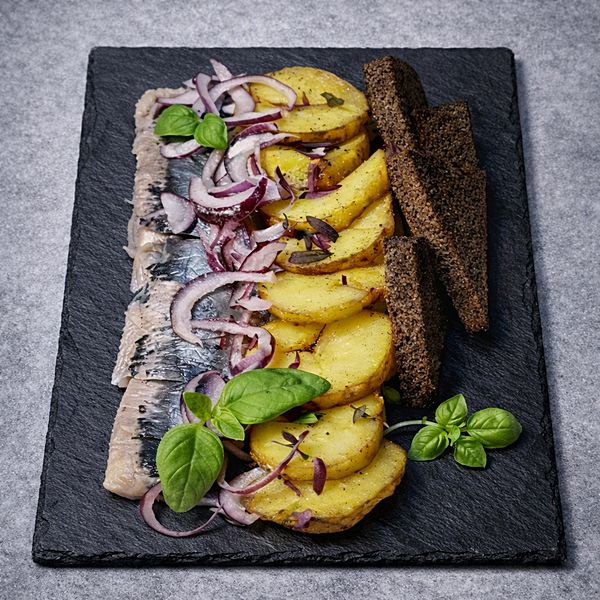 Сельдь с картофелем, луком и гренками