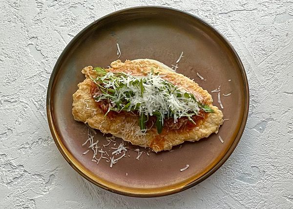 Шницель из индейки с лечо и соусом пармезан