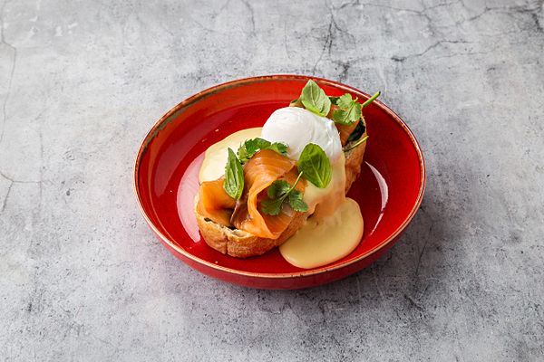 Бенедикт с лососем на чиабатте