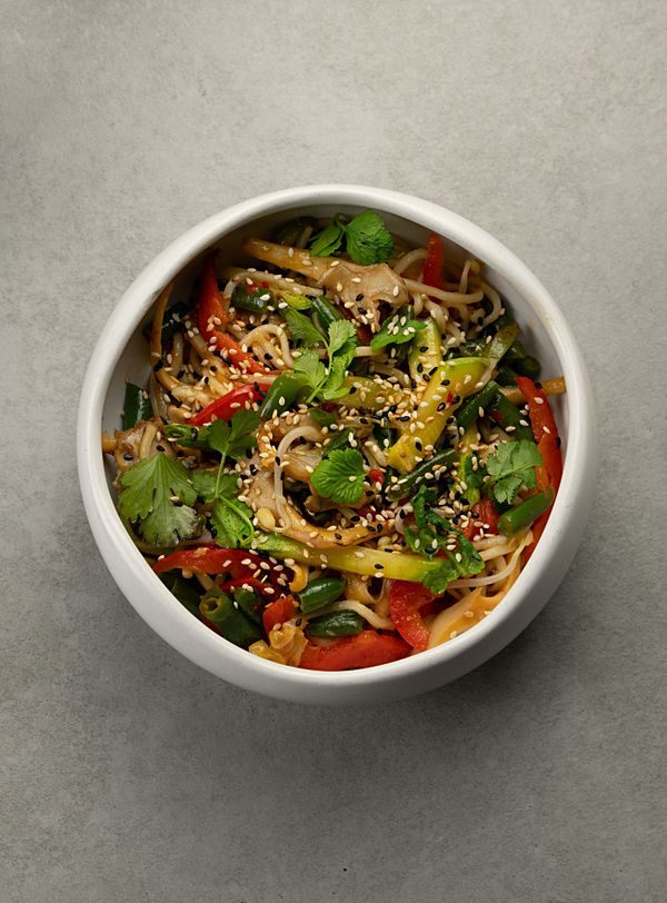 Удон с вешенками, кабачком, стручковой фасолью и ростками сои