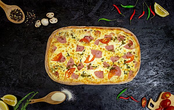 Острая курица с ветчиной полметра