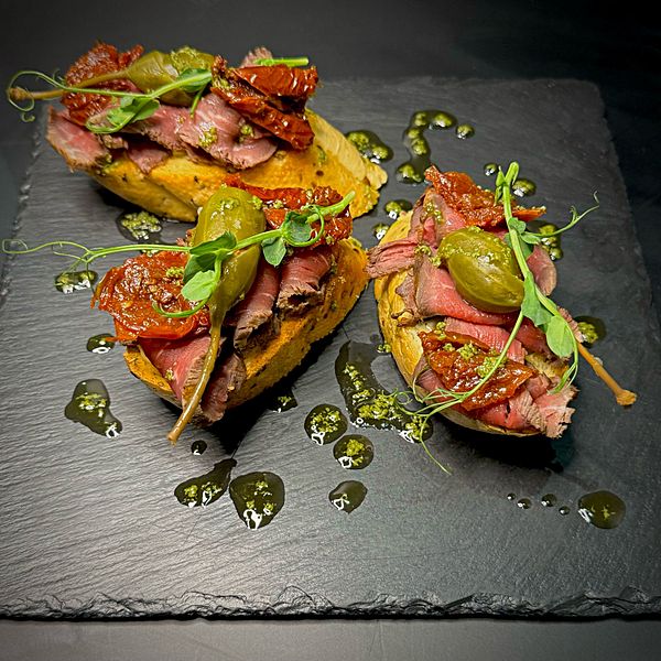 Брускетта с ростбифом и вяленными томатами