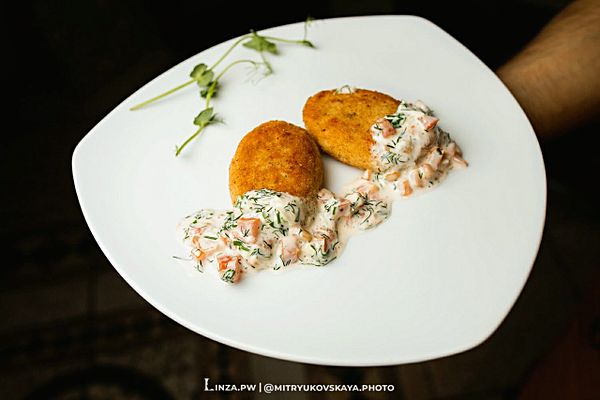 Котлеты по Щучьему велению с соусом на основе сливок и томатов конкасе