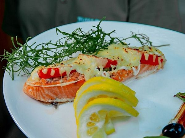 Лосось с овощами под сыром