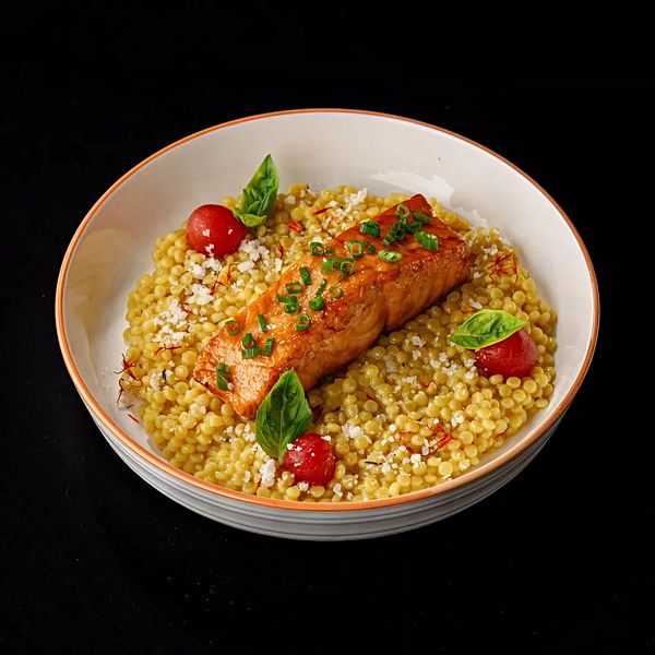 Стейк из форели с птитимом и шафраном