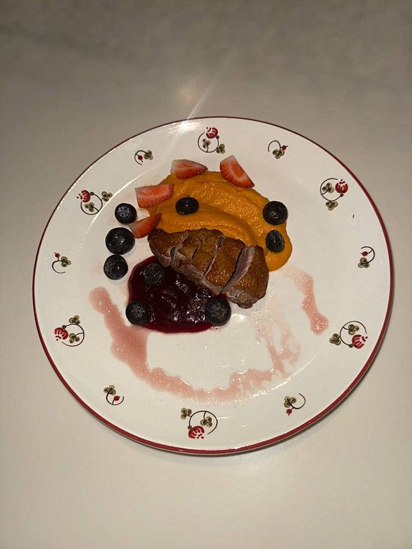 Утиная грудка с морковным пюре