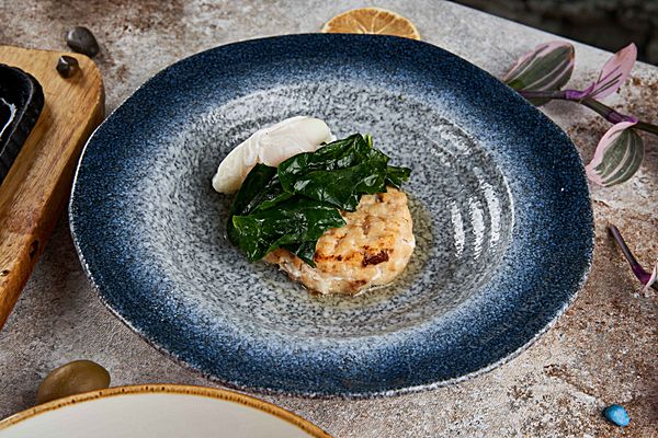 Рыбная котлета со шпинатом и яйцом пашот