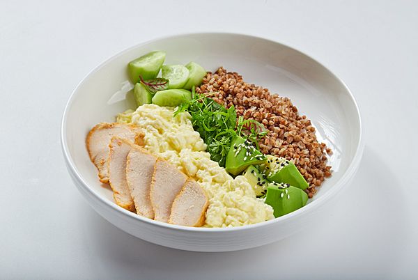 Энерджи боул с гречкой и цыпленком