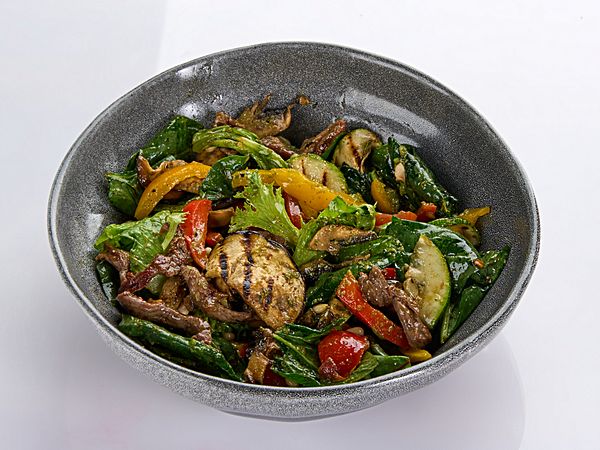 Теплый салат с говядиной и печеными овощами