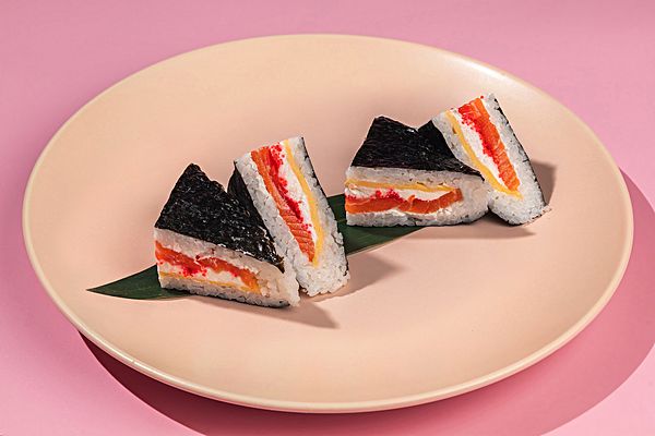 Онигири с форелью в нори