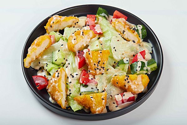 Салат с куриными наггетсами