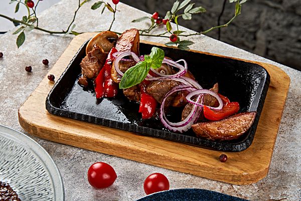 Сковородка со свининой и овощами