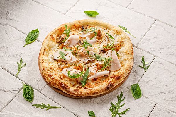 Пицца с индейкой и трюфельной заправкой