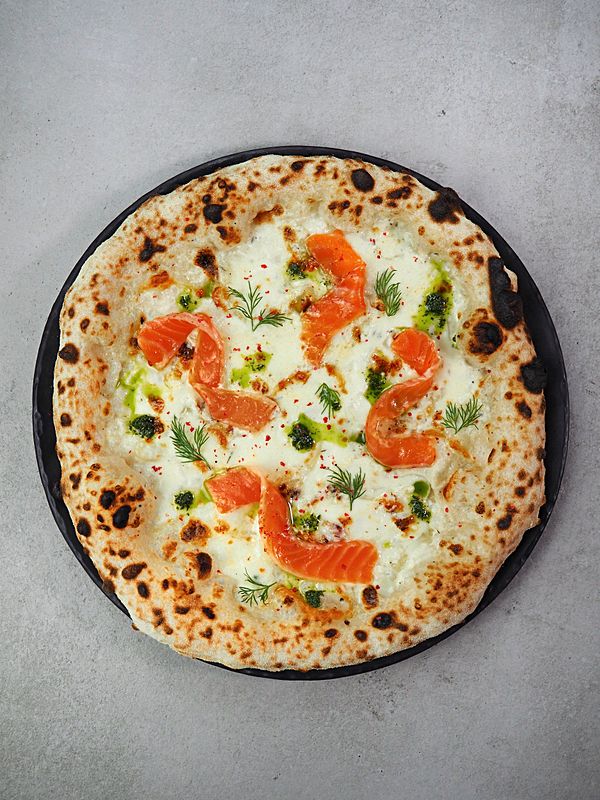 Слабосоленый лосось, скаморца, песто