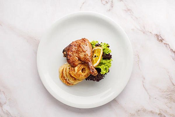 Утиная ножка с карамелизированным яблоком