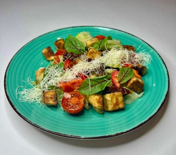 Салат с баклажаном хрустящим, овощами свежими и сыром домашним