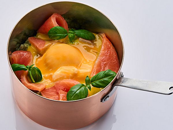 Каша овсяная с форелью, яйцом бенедикт и голландским соусом