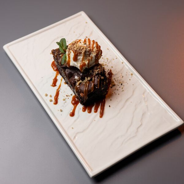 Брауни с мороженым и карамелью