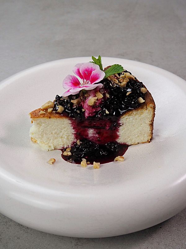 Творожная запеканка с ванилью и соусом из черной смородины