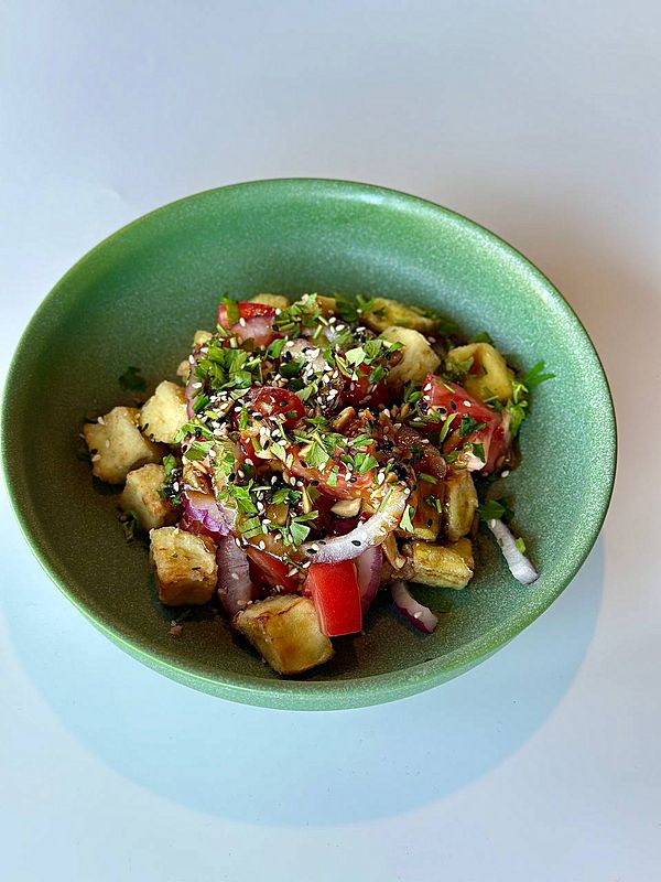 Салат из жареных баклажанов с сочными томатами под сладким соусом чили