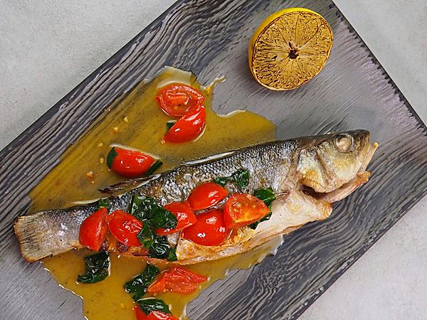 Сибас с винным соусом и черри