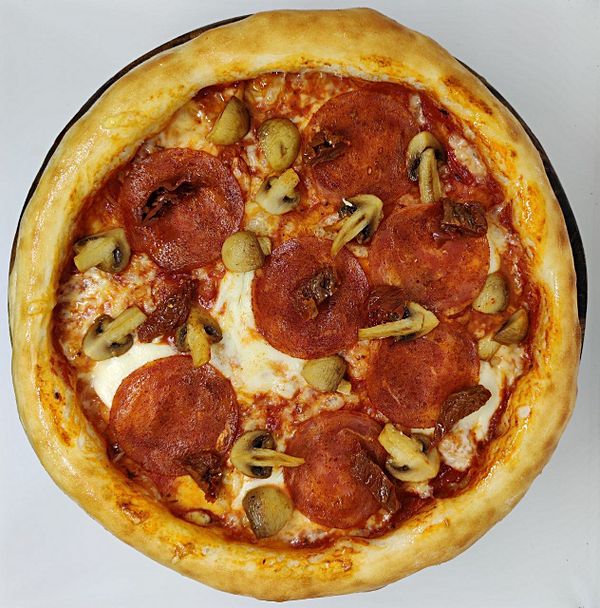 Пицца с итальянской салями 