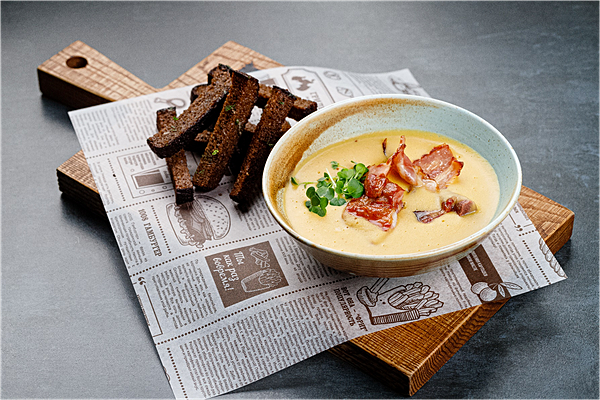 Чечевичный крем-суп с копчеными ребрами и беконом