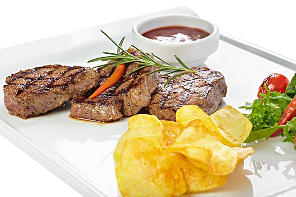 Медальоны из телятины с картофельными чипсами