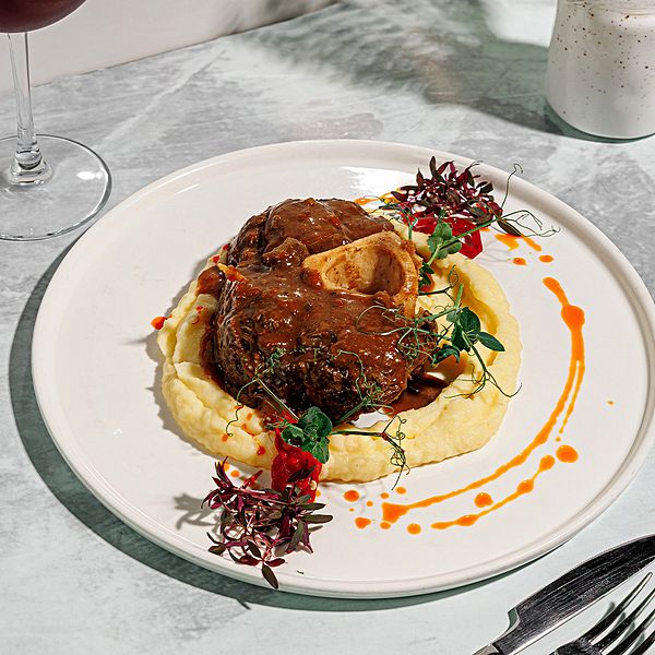 Особуко, томленая в соусе демигласс с картофельным пюре