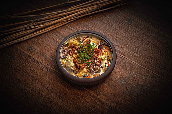 Черноморская рапана в сливочном соусе с грибами