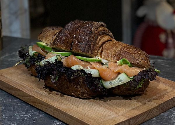 С семгой, авокадо и салатом