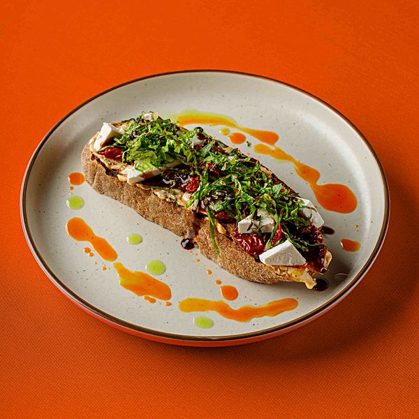 Брускетта с вялеными томатами и сливочным сыром