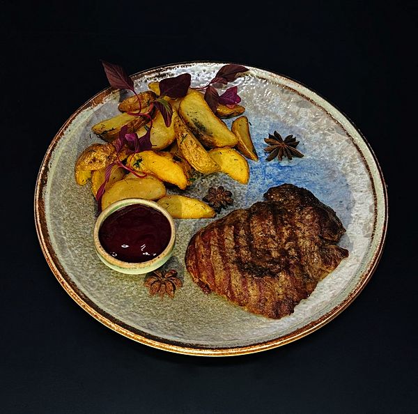 Стейк телятины с ягодным соусом