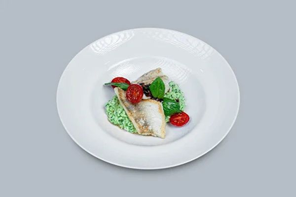 Речной судак со сливочным рисом и шпинатом