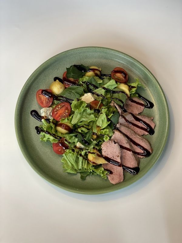 Салат с утиной грудкой и карамелизированными яблоками