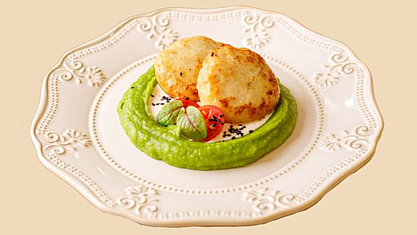 Биточки из щуки на пюре из шпината под икорным соусом