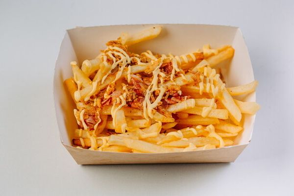 Картофель фри с беконом и луком
