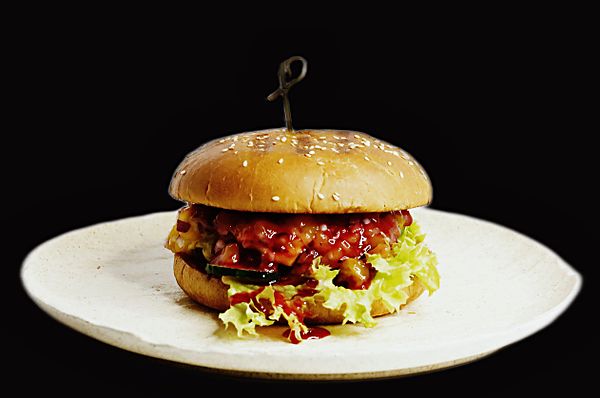 С говяжей котлетой и сальсой из манго