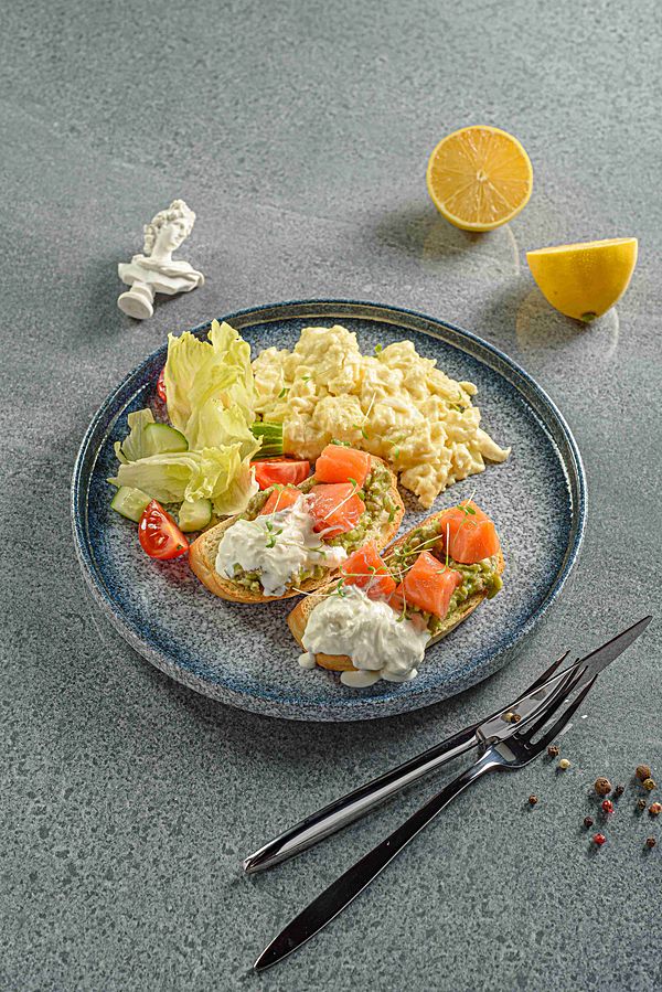 Скрэмбл с авокадо и лососем