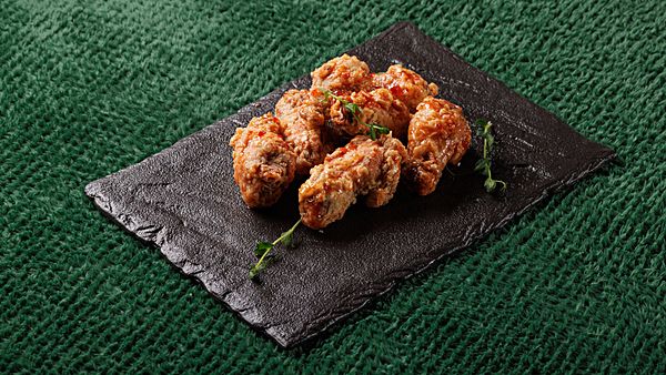 Куриные крылья фри с соусом сладкий чили