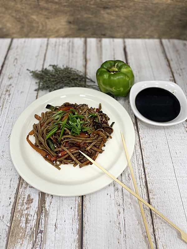 Соба с курицей и овощами в соусе