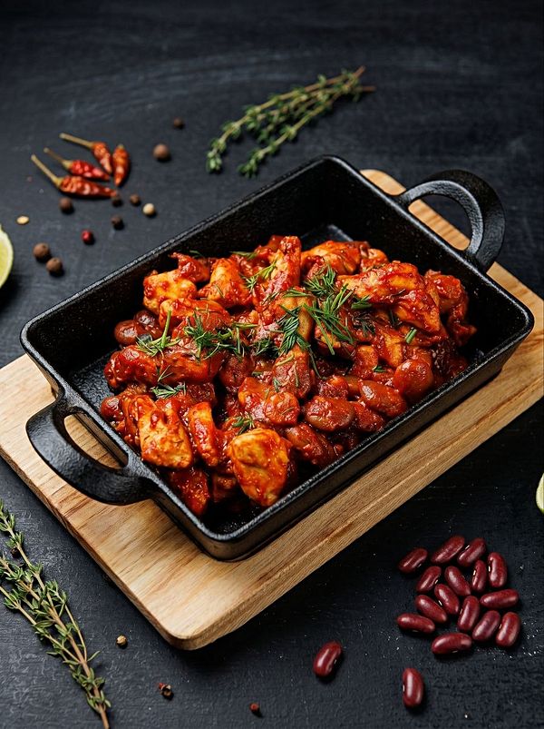 Горячая сковородка с куриной грудкой и лобио